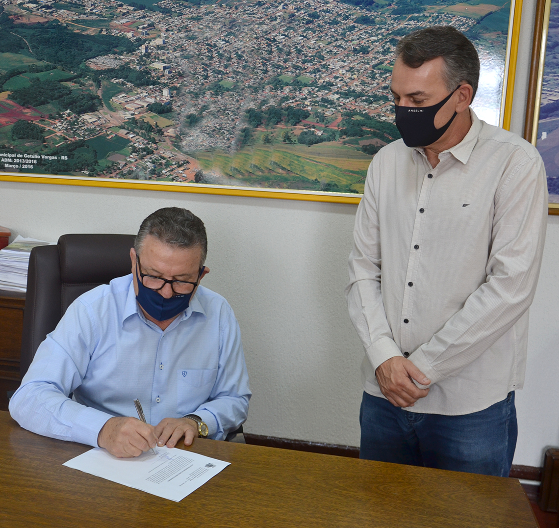 Assinatura do ato de posse no cargo de prefeito site