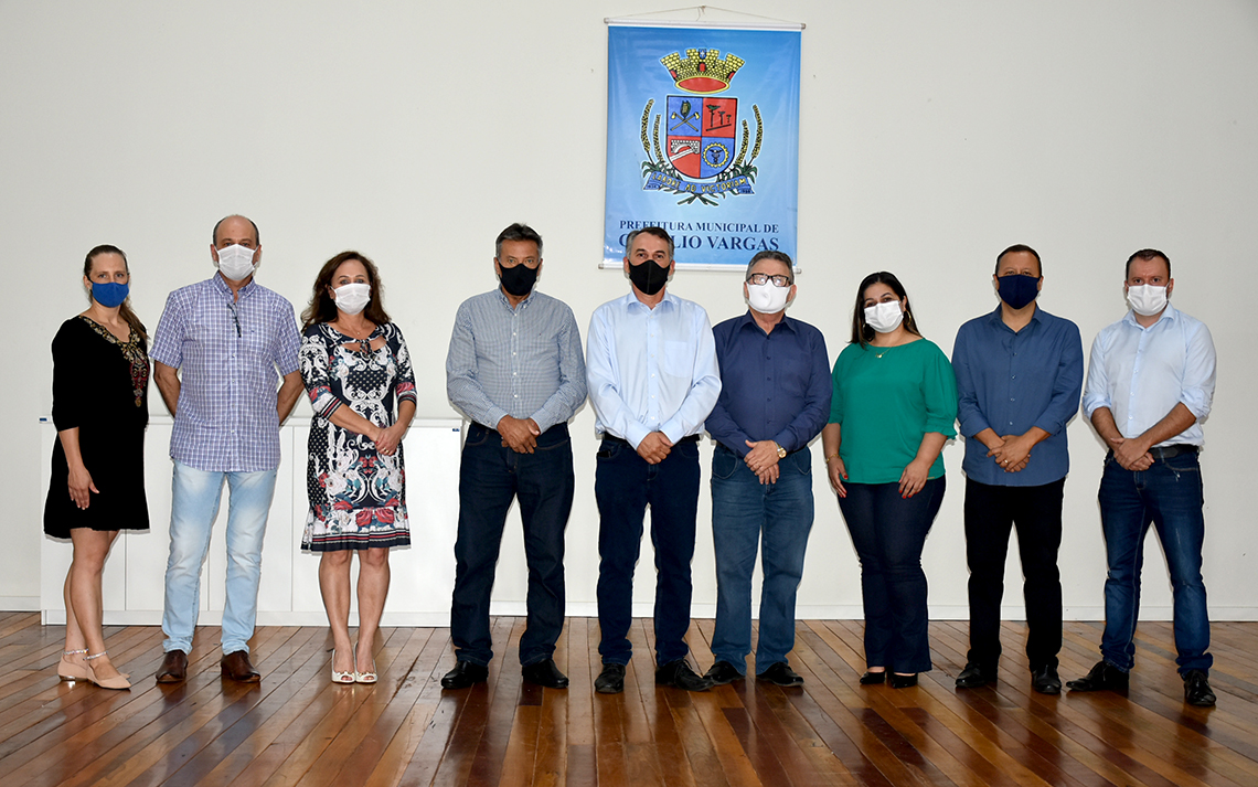 Prefeito Mauricio Soligo e vice-prefeito Elgido Pasa com o novo secretariado de Getúlio Vargas