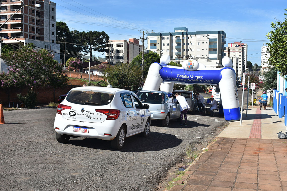 Drive thru Covid Getúlio Vargas na manhã desta quarta-feira