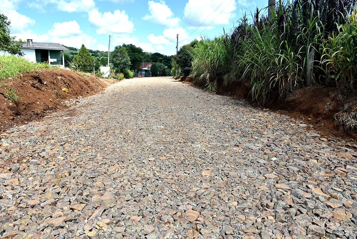 Estrada sendo preparada para receber asfalto (2)