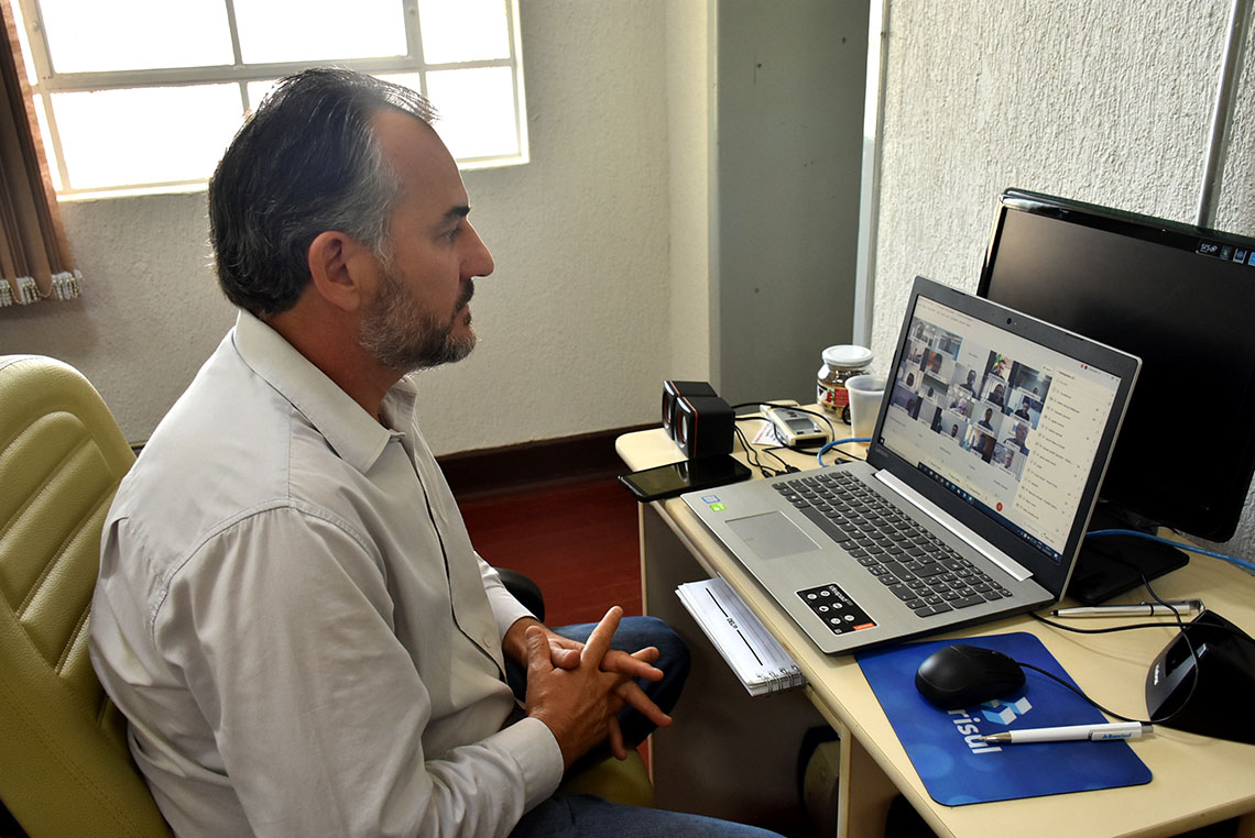 Prefeito Soligo participando da reunião virtual da AMAu