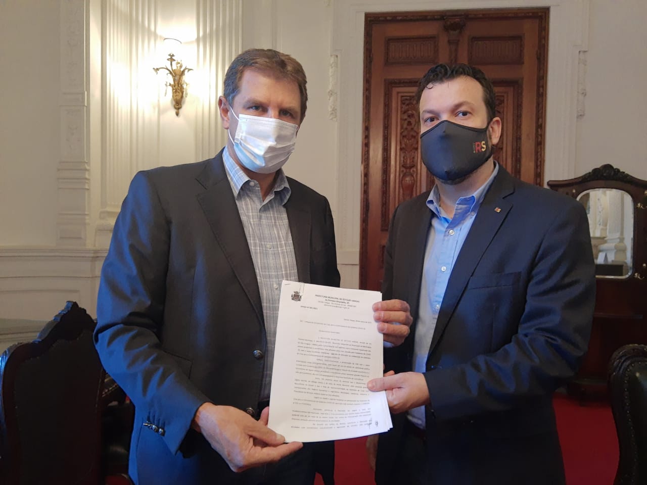 Ernani ´Polo entrega documento ao Governo do Estado