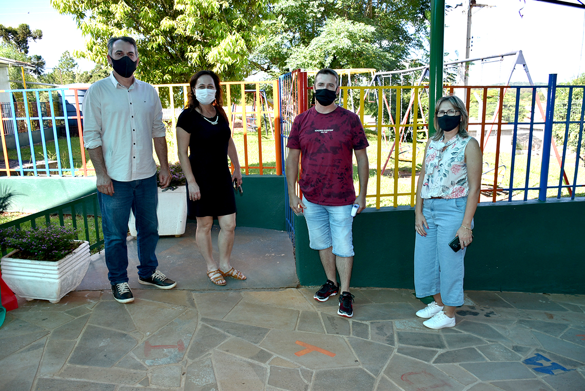 Prefeito Soligo com equipe da SMECD verificando o melhor local para construir novas salas de aula
