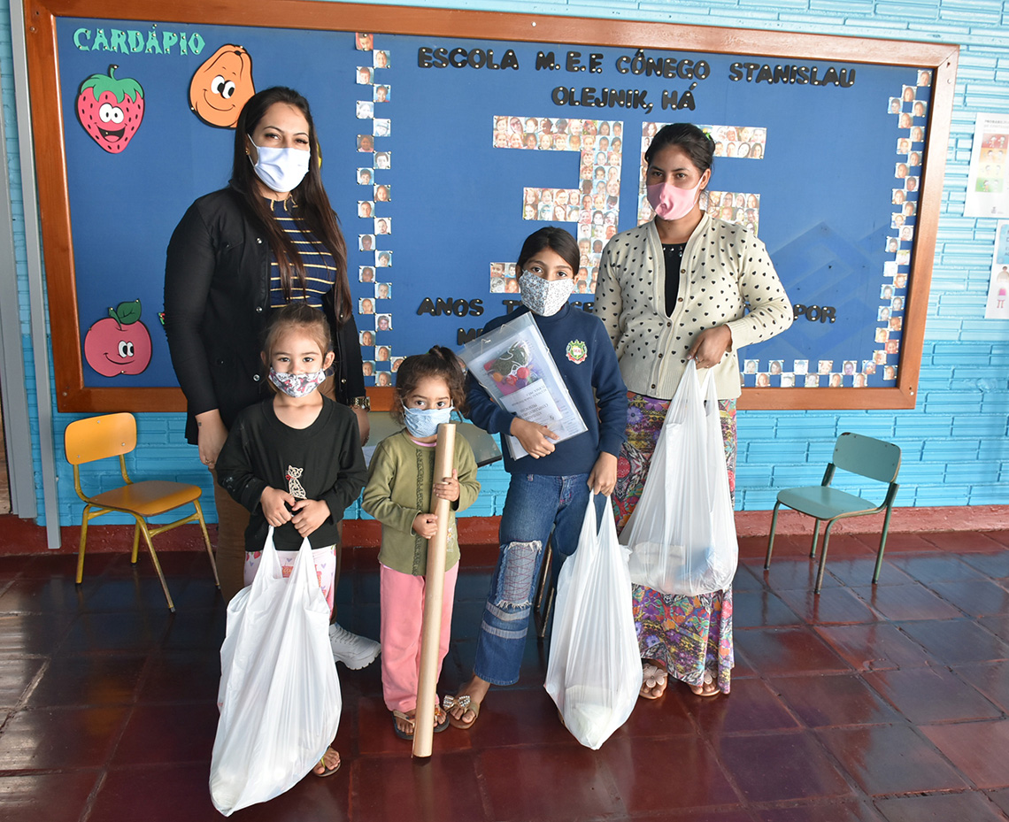 Família com três filhos recebem kits na EMEF Cônego S. Olejnik