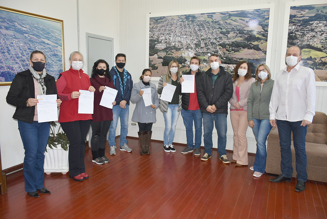 Entrega dos valores às direções das escolas municipais