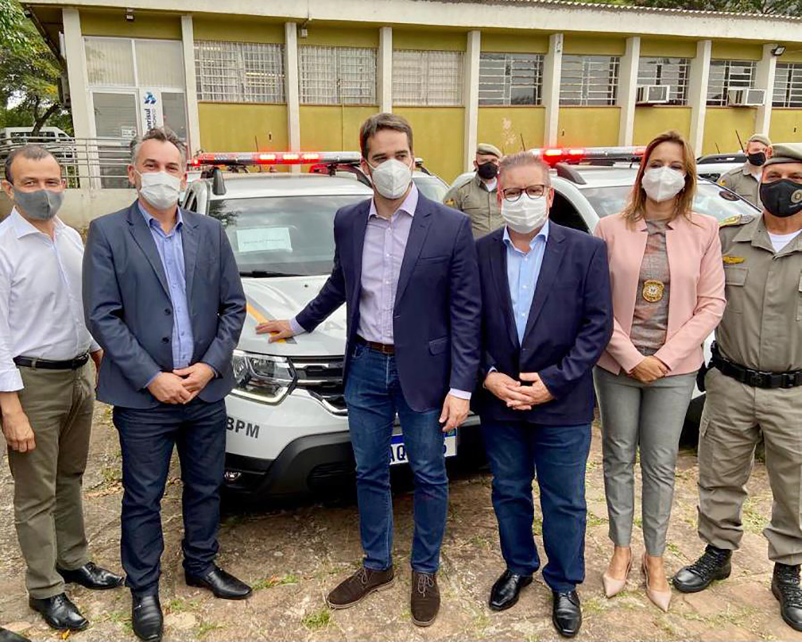Prefeito Soligo recebe a viatura do governador Eduardo Leite, vice-governador e delegada de polícia