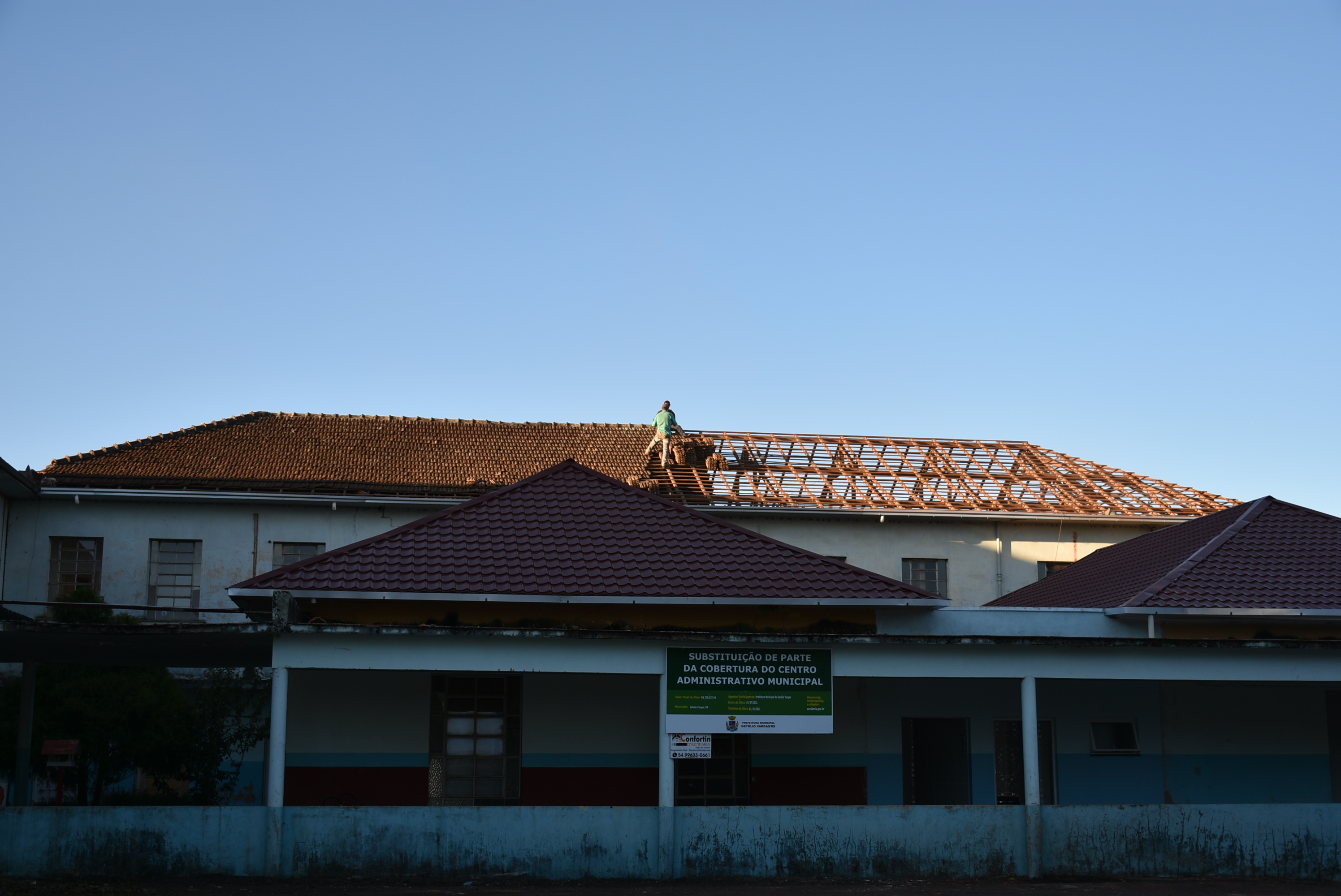 Iniciaram as obras de recuperação do telhado do Centro Administrativo