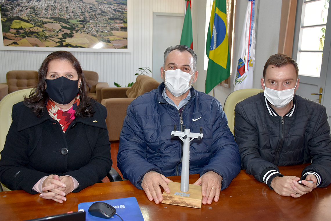 Prefeito Soligo ao lado do vereador Jeferson Karpiinski com troféu recebido da Consultora de Negócios da Região, Eliana Bortolon
