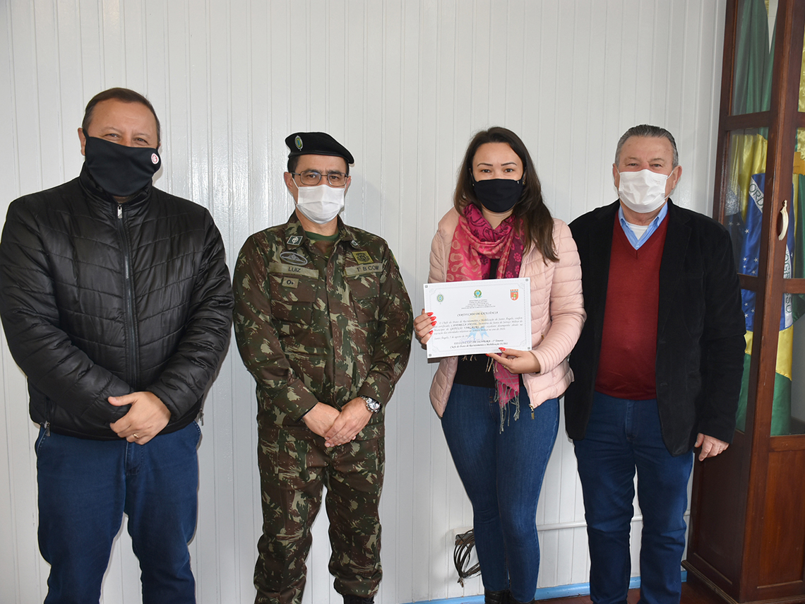 Andreza Soccol recebendo seu Certificado de Excelência