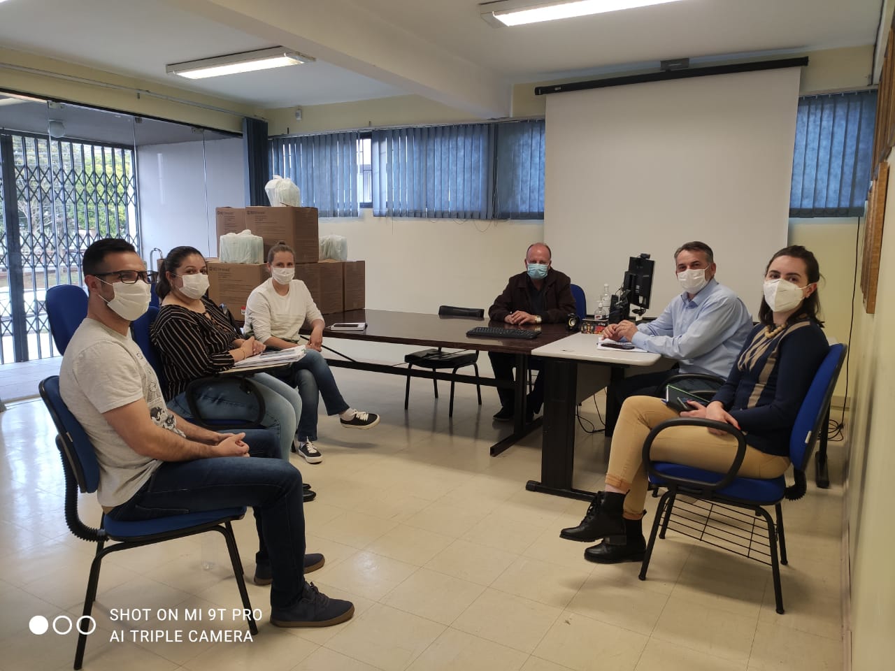 Prefeito Soligo acompanhado das secretárias municipais Graciele Possenti e Tatiane Giraretta na 11ª CRS