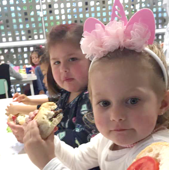 Crianças felizes com seus lanches saudáveis