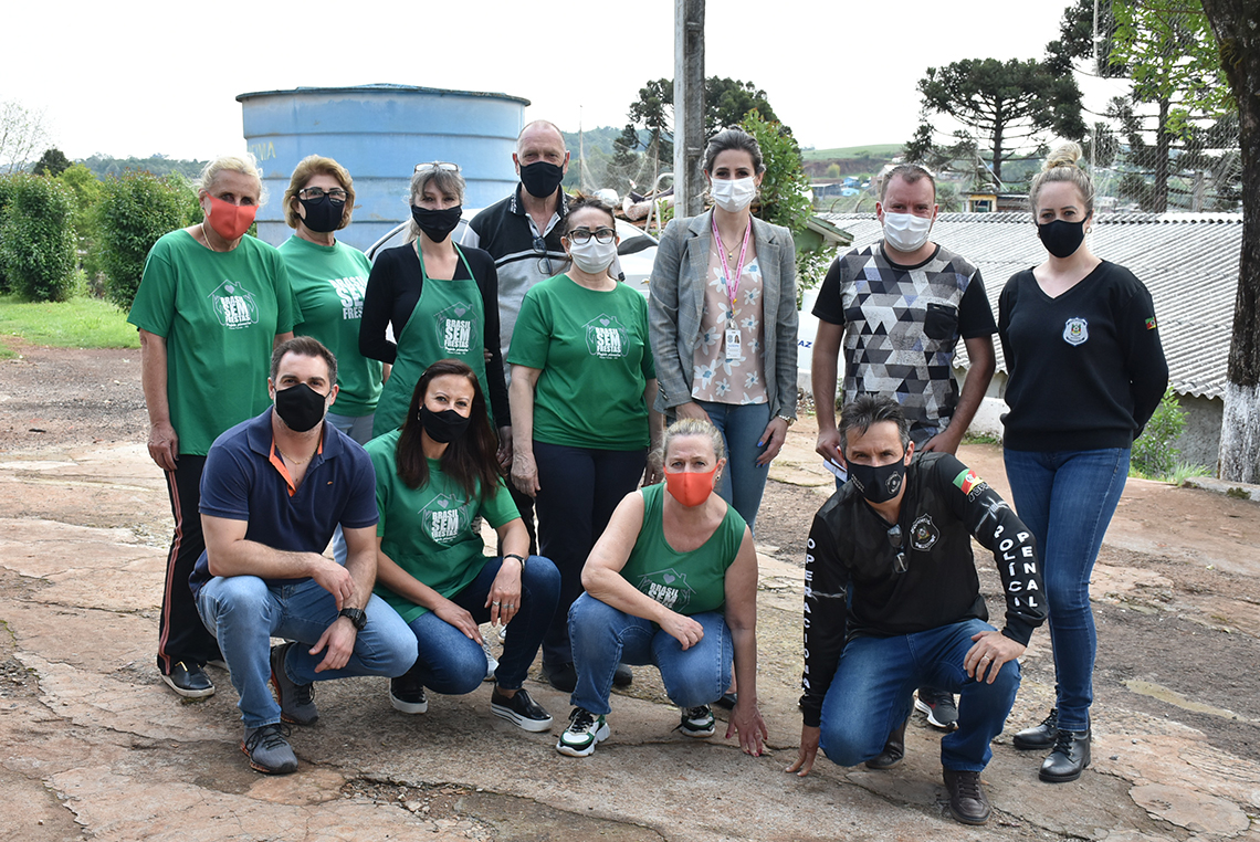 Voluntários do Projeto Brasil Sem Frestas com Secretaria do Meio Ambiente e pessoal do Presídio.jpg site
