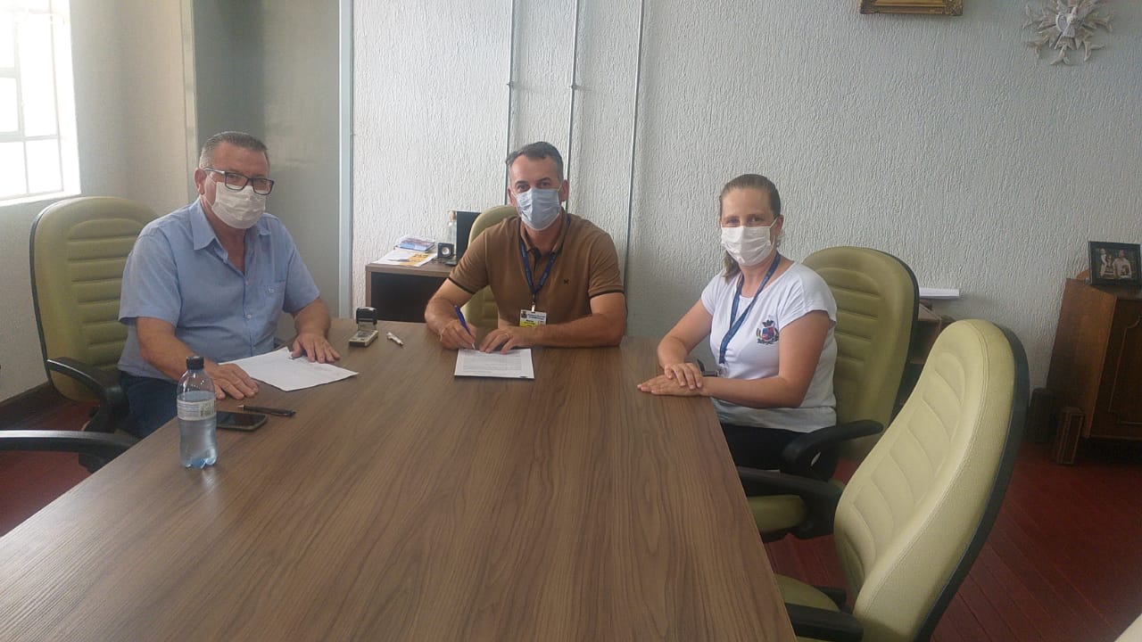 Vice-prefeito Elgido Pasa, prefeito Mauricio Soligo e secretária de Administração Tatiane Giaretta
