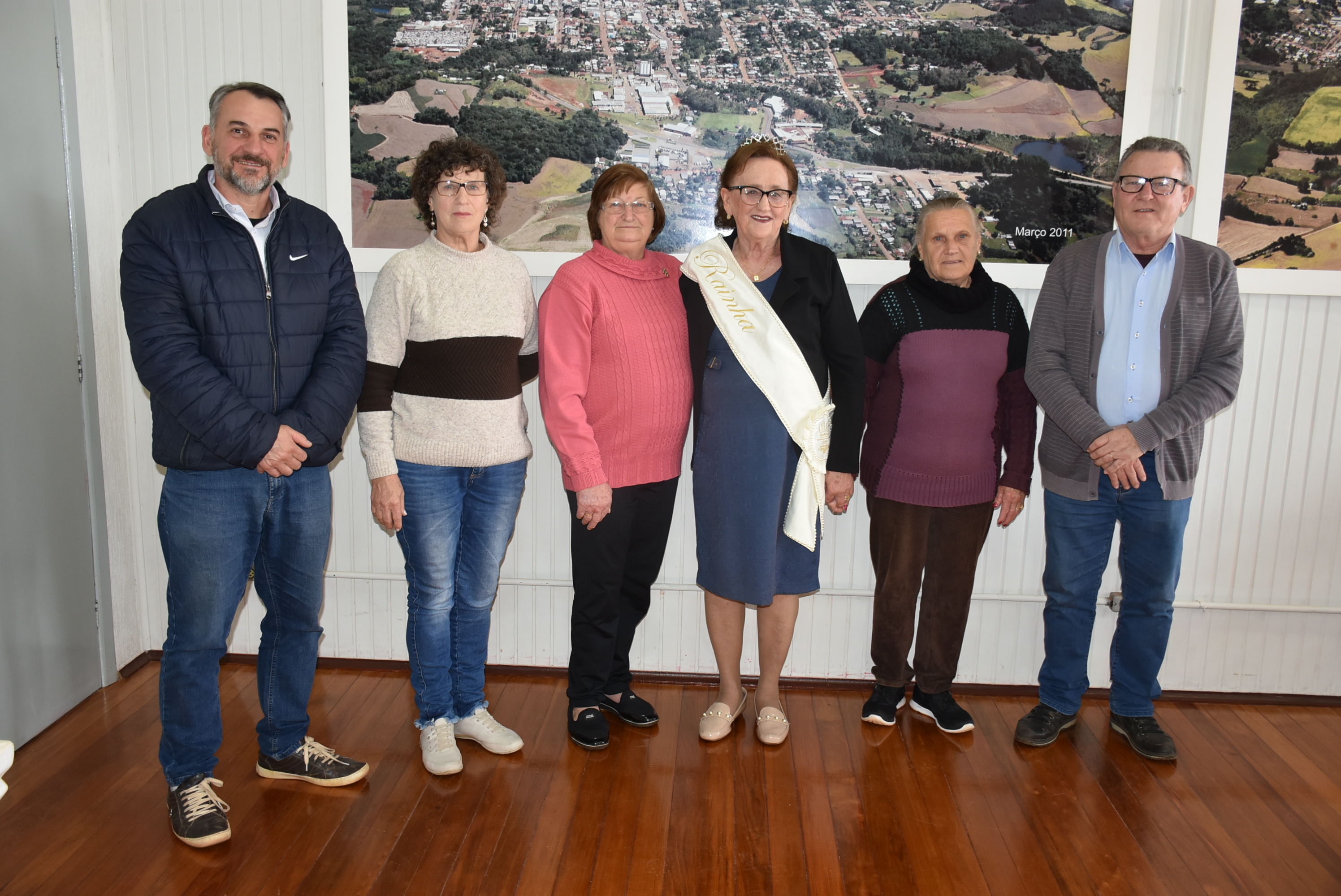 Candidatas à Rainha com a atual, o prefeito e o vice-prefeito