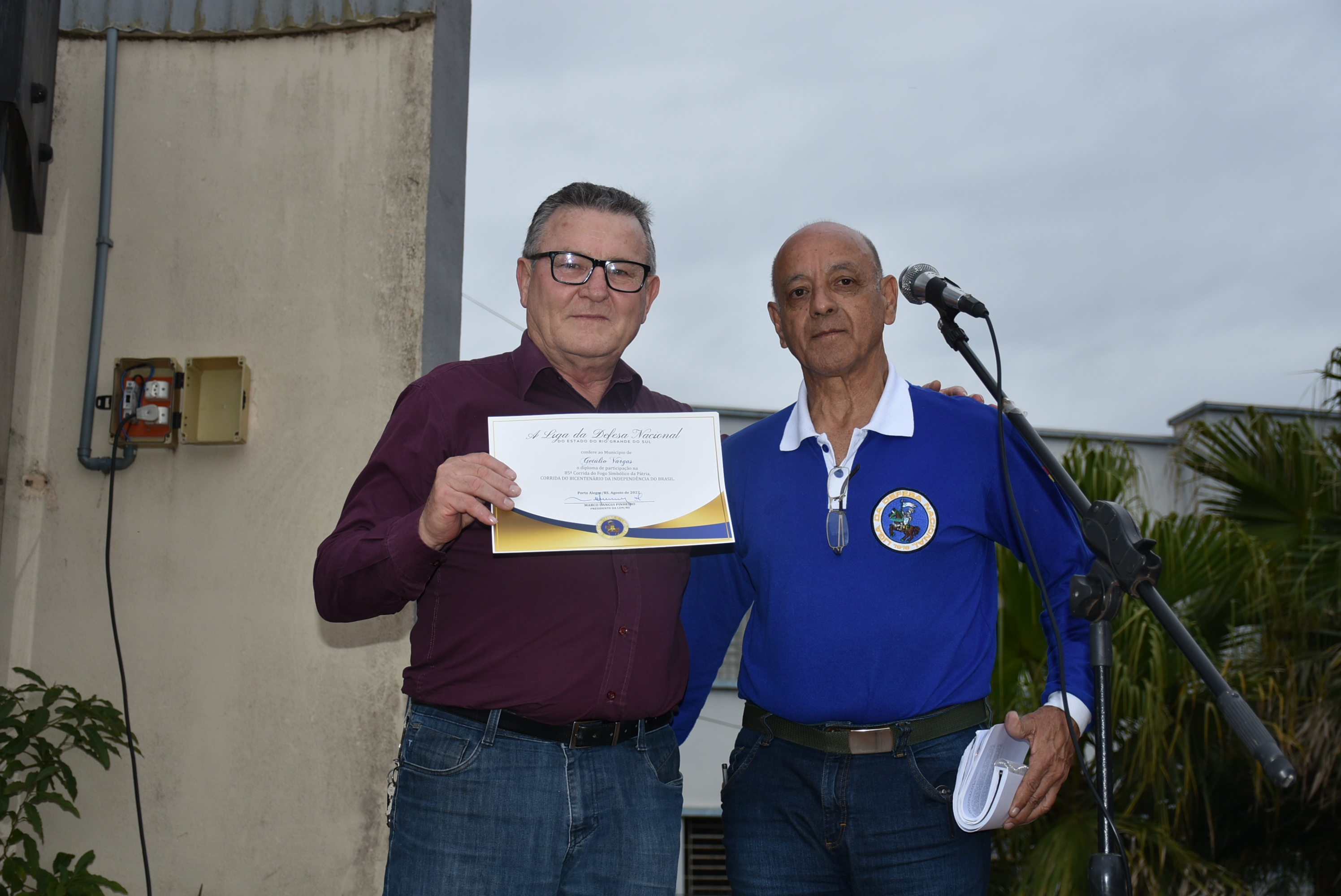 Vice-prefeito recebe certificado pela participação na 85ª Corrida do Foto Simbólico do Tenente Marcelo José Sarnoski