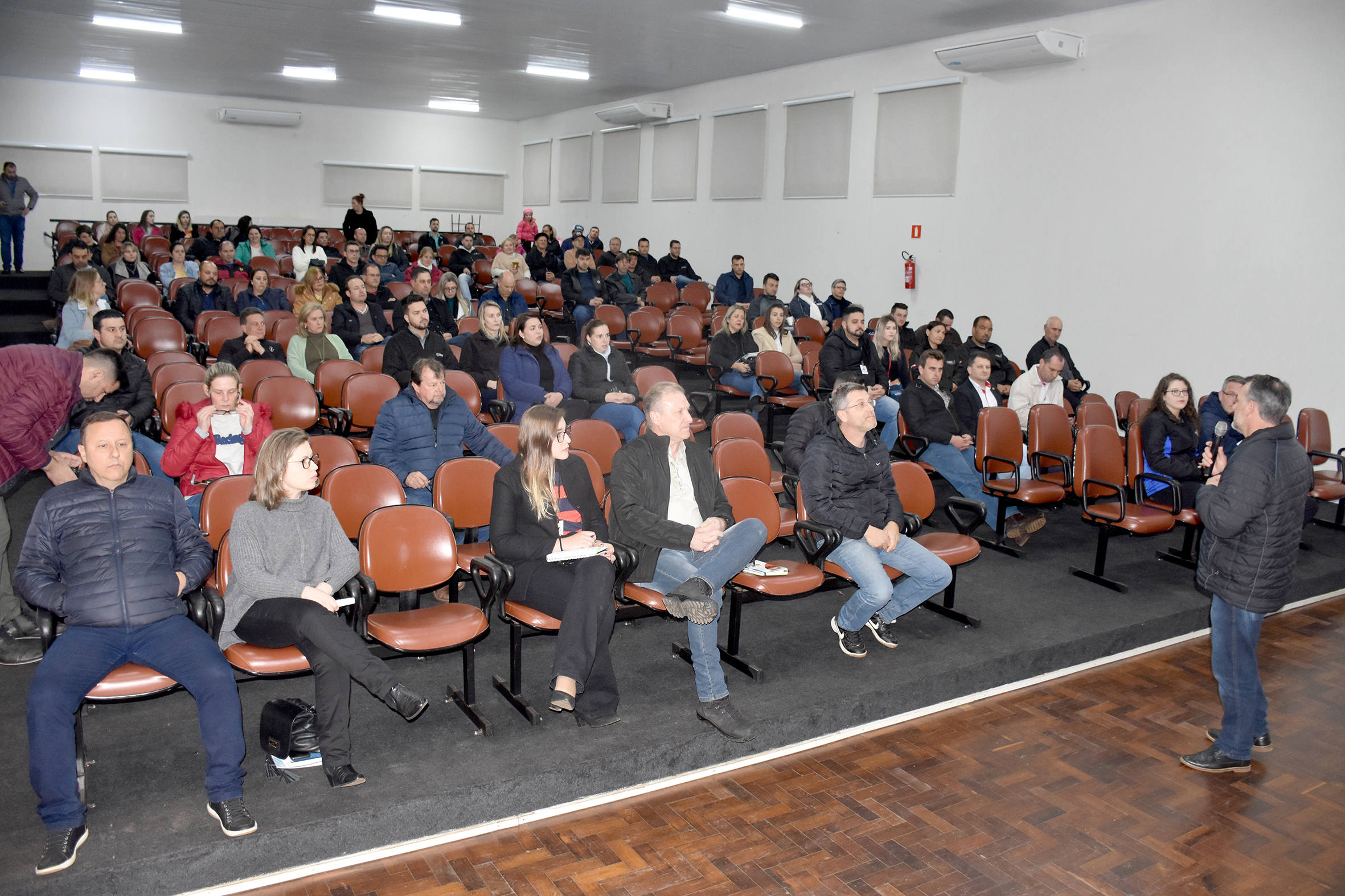 Prefeito Soligo faz a abertura da reunião com os expositores