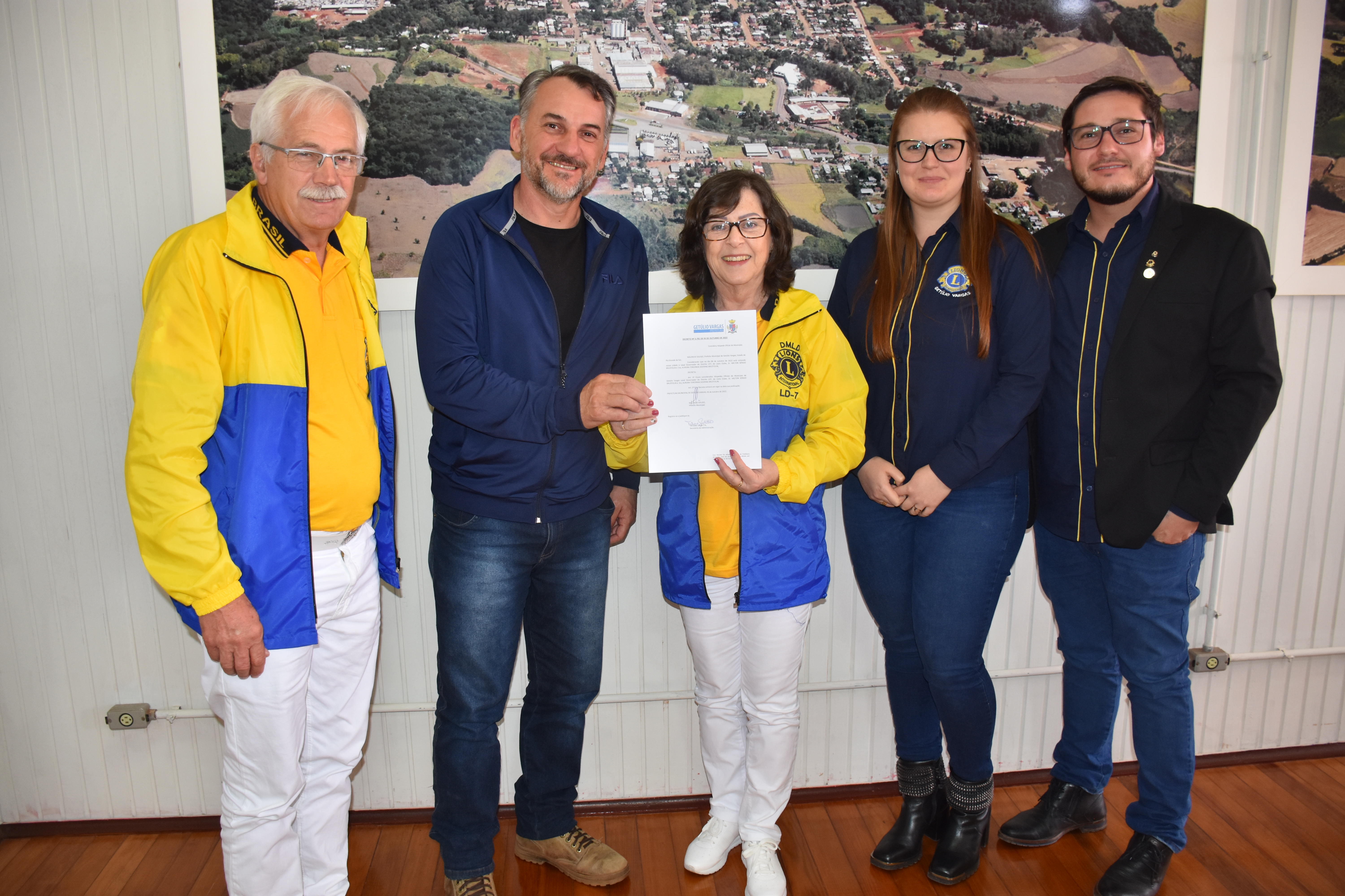 Governadora do Lions recebe Decreto que a considera Hospede Oficial do Município