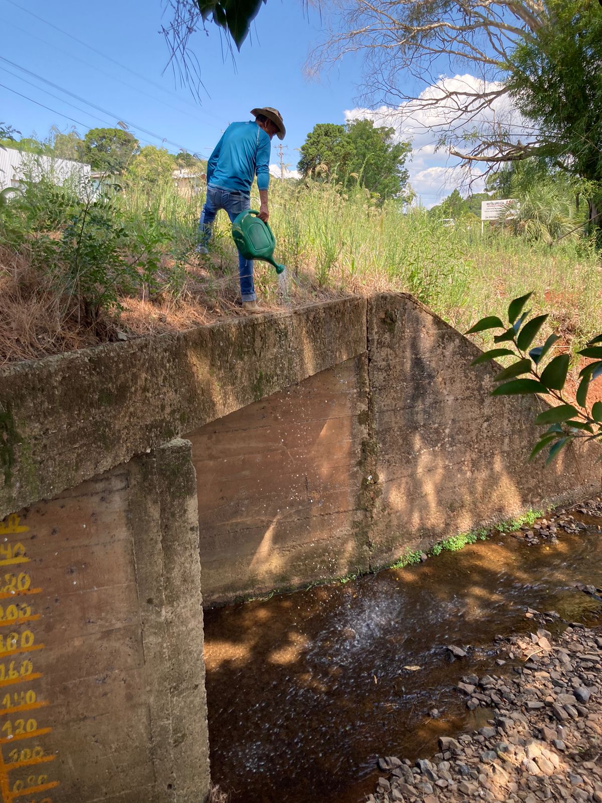 Aplicação de biolarvicida nos rio da cidade