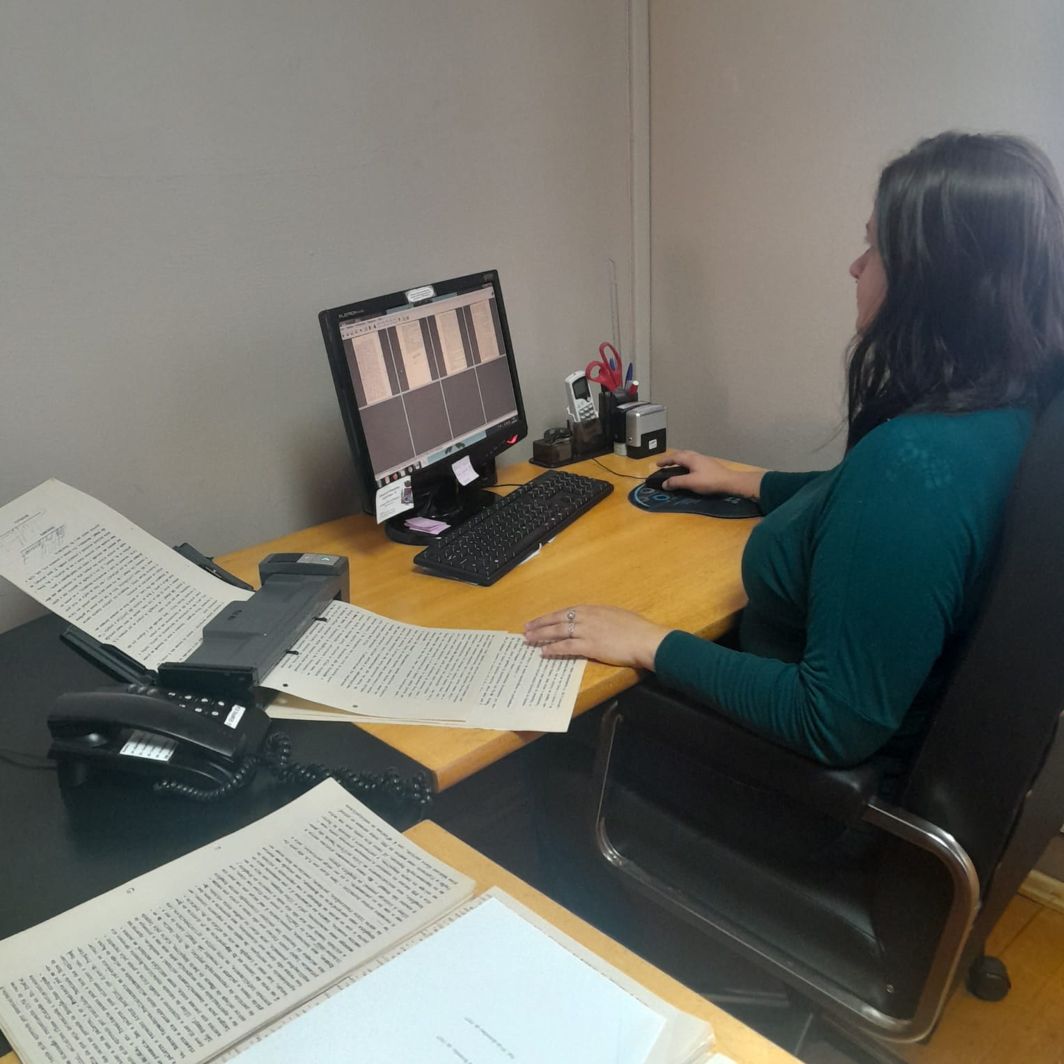 Servidora Caroline Glowacki é responsável pelo processo de digitalização dos documentos.