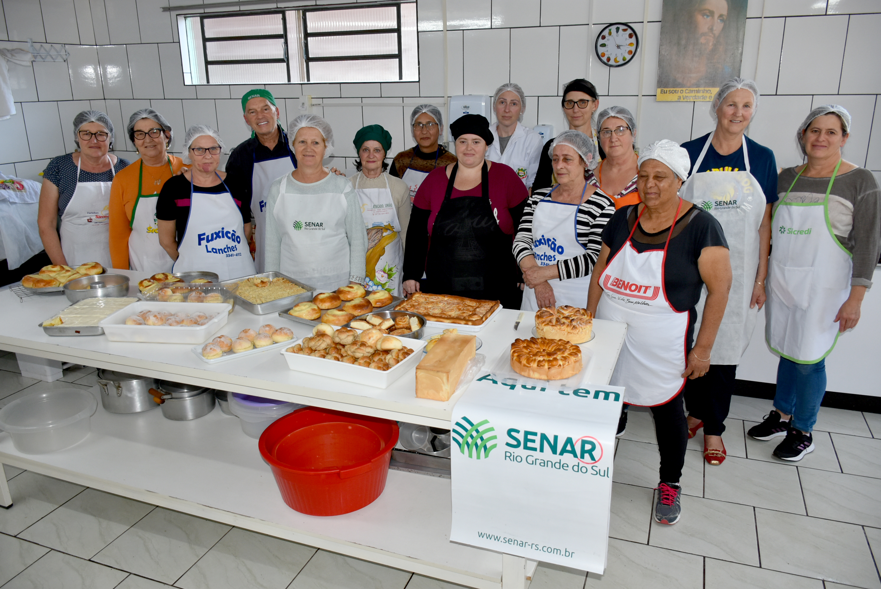 Alunas com os produtos feitos em um dia de aula
