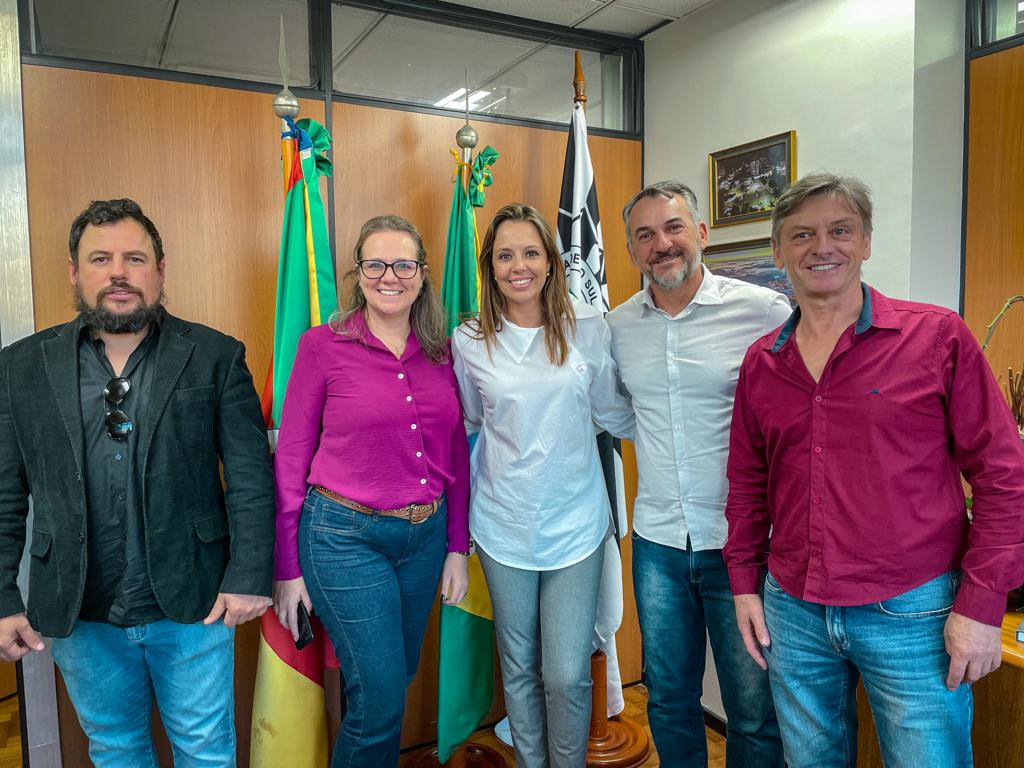 Prefeito e empresários em Porto Alegre