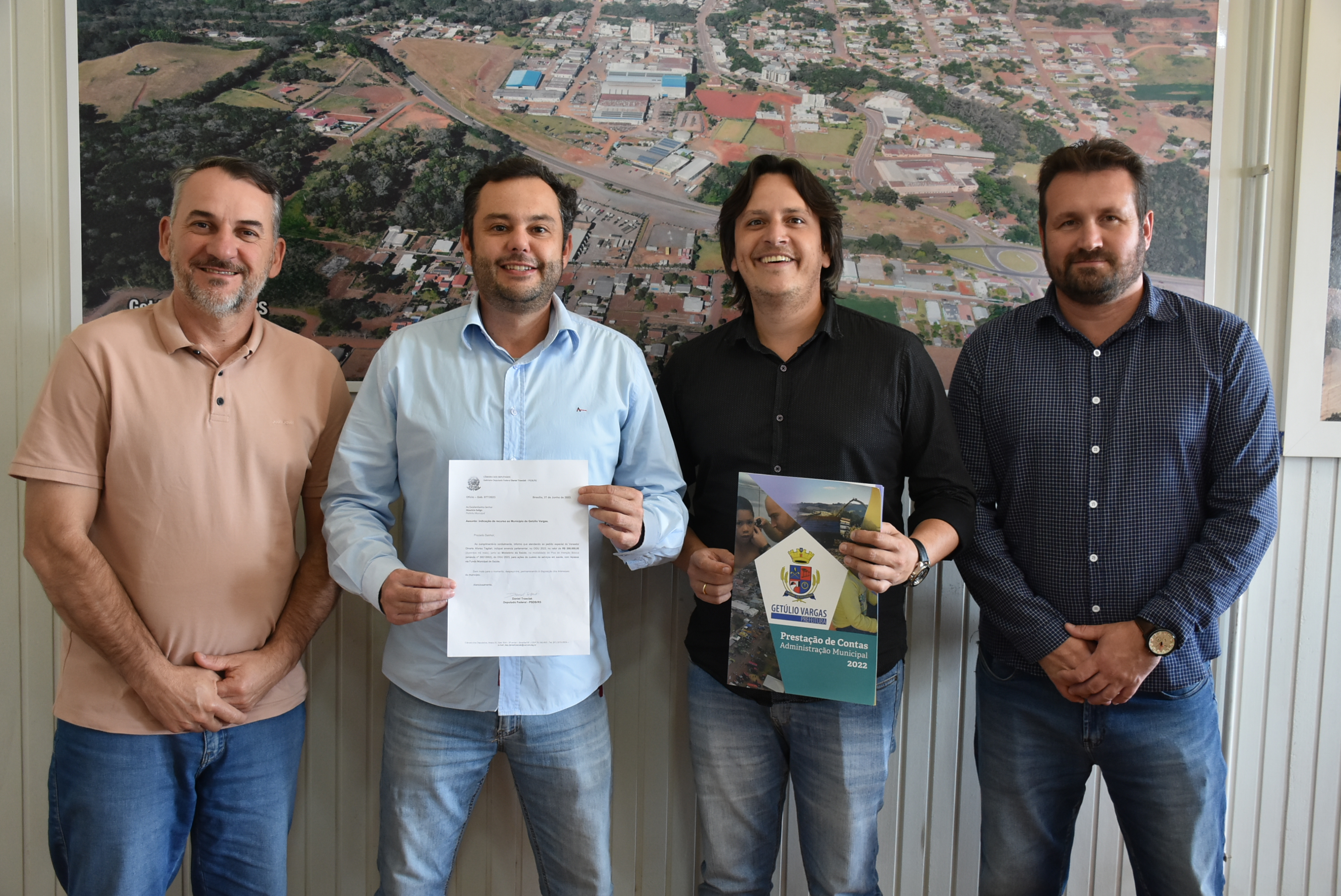 Prefeito Soligo, vereador Dinarte Farias, Vinícius Conrad e André Rita