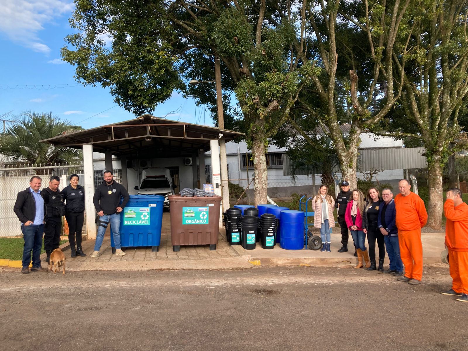 Entrega de lixeiras do presídio