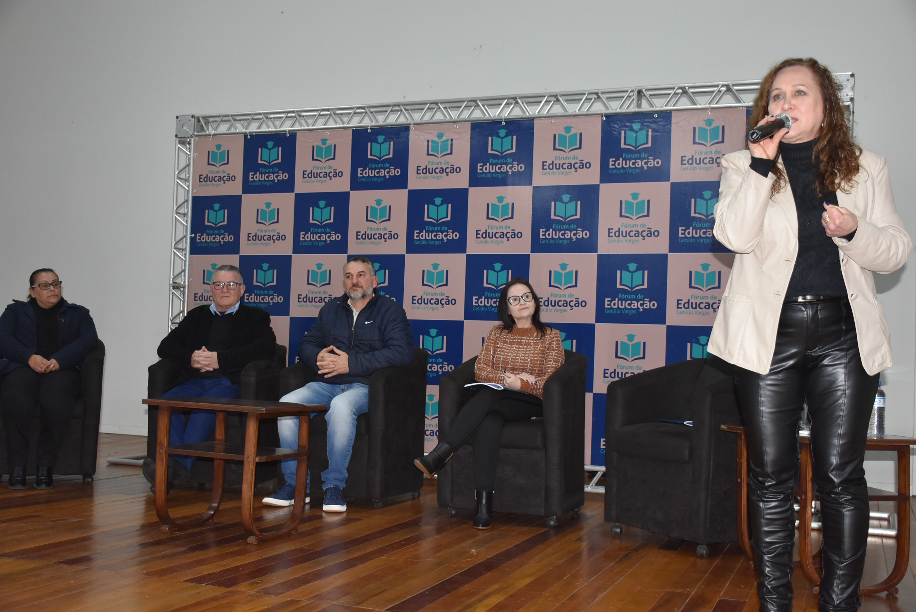 Secretária de Educação Sandra Betitatto na solenidade de lançamento da Revista Saberes e Fazeres (2)
