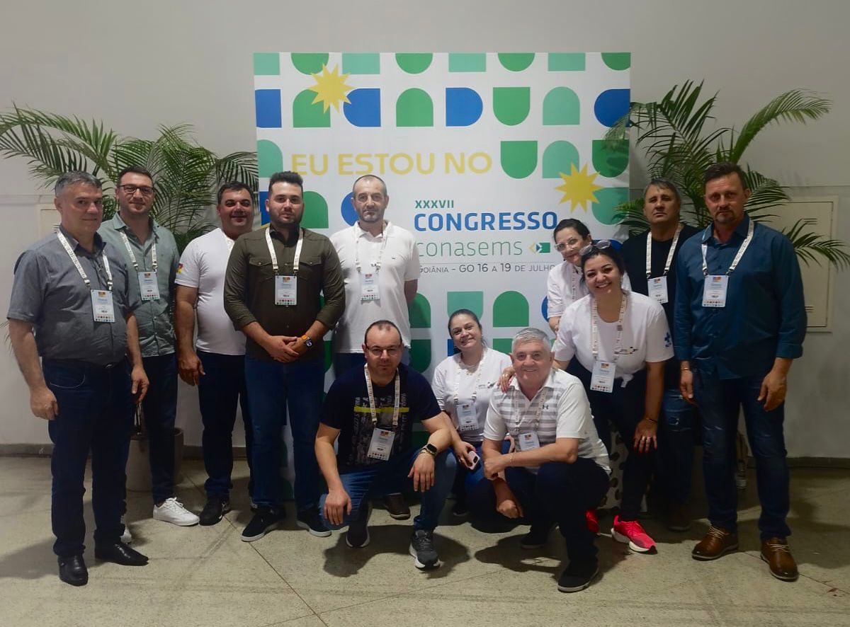 Secretária de Saúde de Getúlio Vargas com demais secretarios da Região da AMAU no Congresso Conasems 2023
