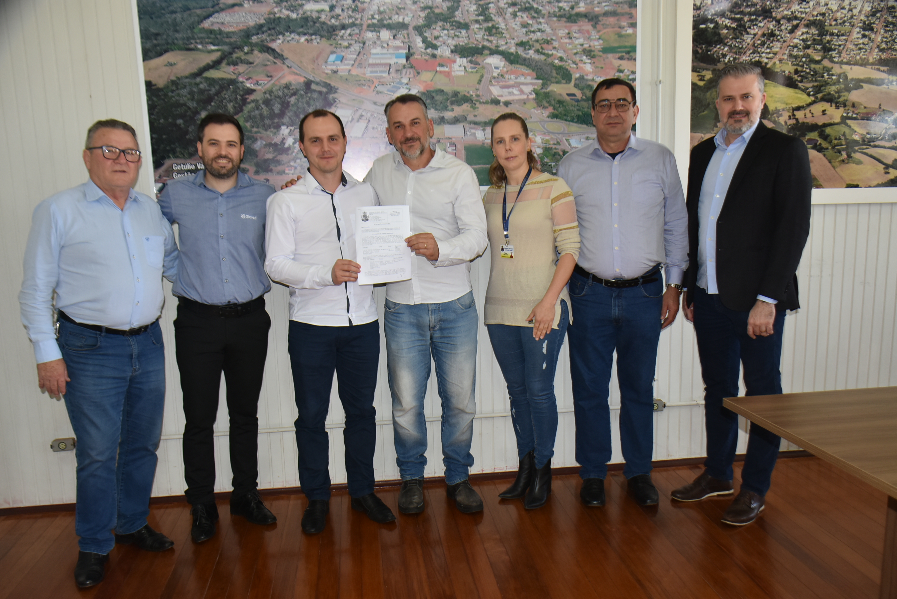 Vice-prefeito, prefeito, secretários municipais de Administração e da Fazenda com representantes do Sicredi