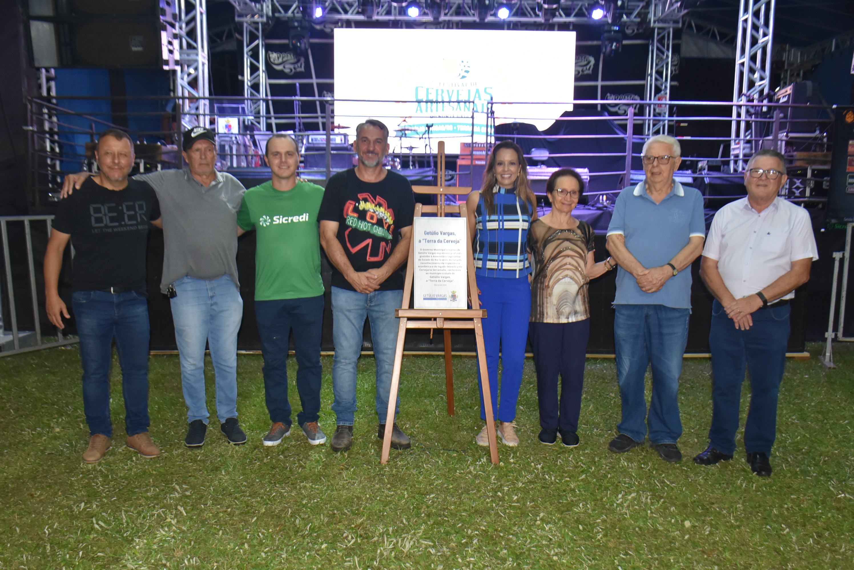 Autoridades com a placa que será colocada em uma praç