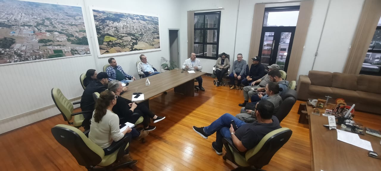 Reunião de emergência no Gabinete do prefeito Soligo