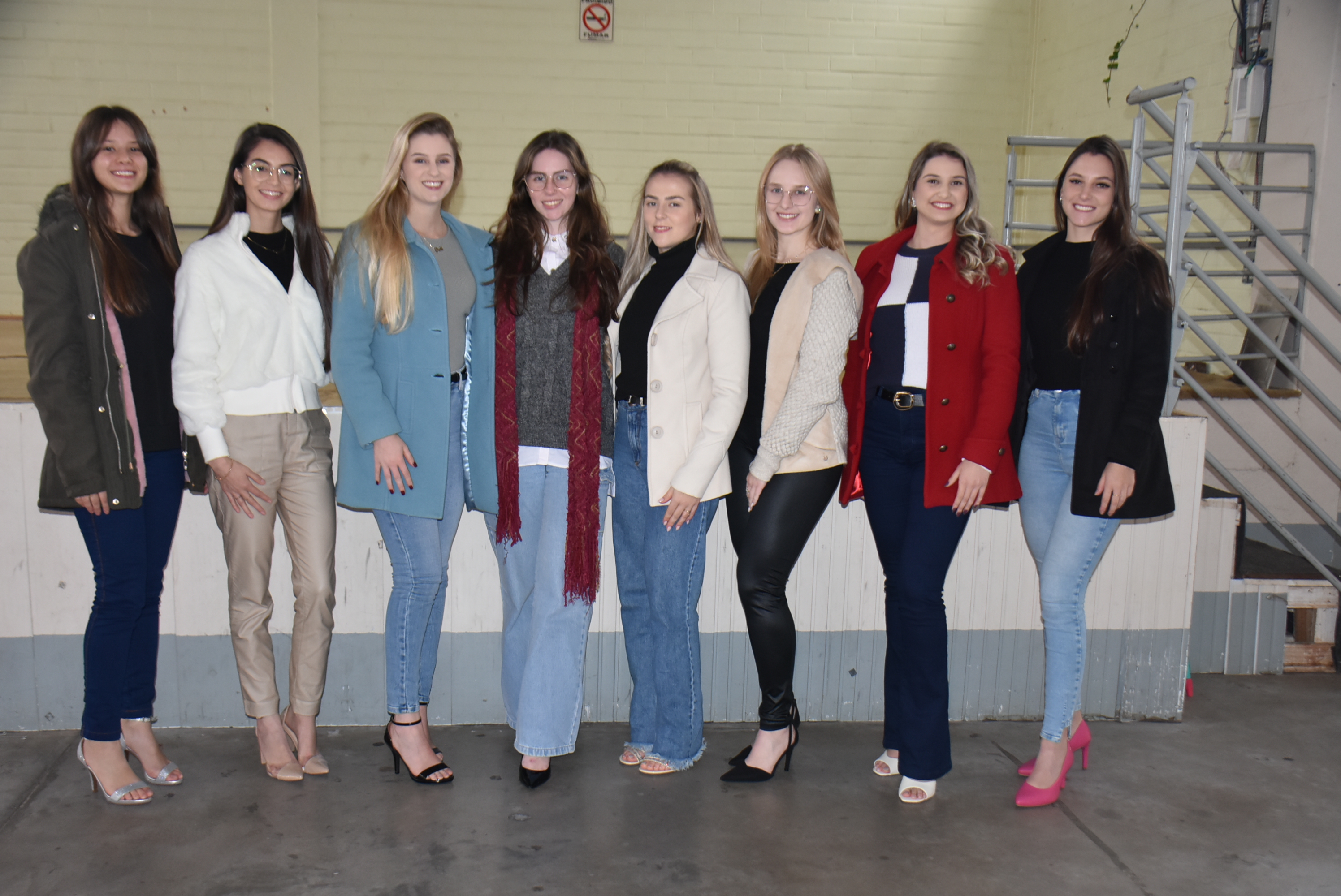 Candidatas à Rainha do Município com a modelo e Rainha de Vila Lângaro