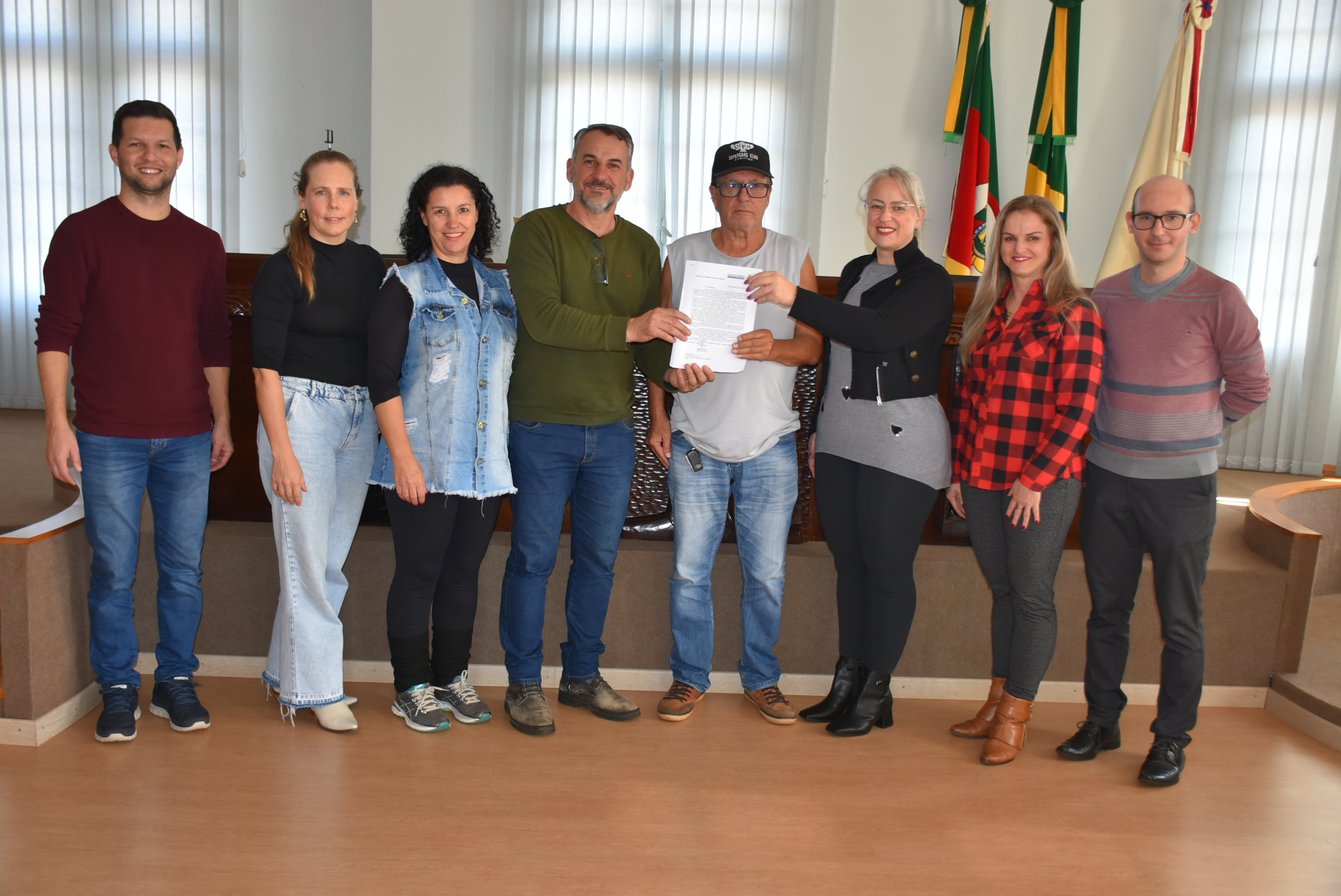 Momento da entrega do Projeto de Lei na Câmara de Vereadores