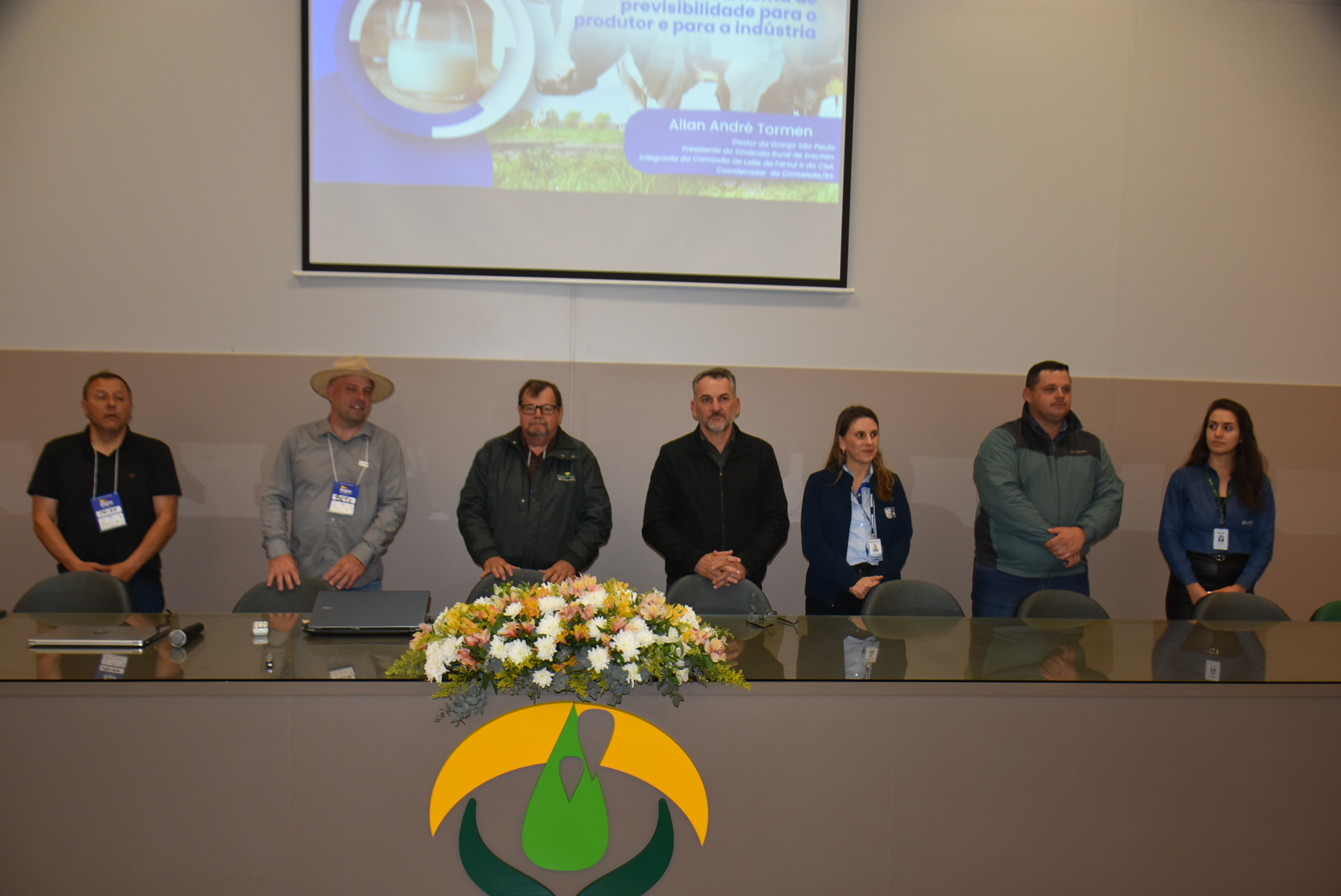 Mesa de autoridades da abertura do 2º Encontro da Bovinocultura Leiteira