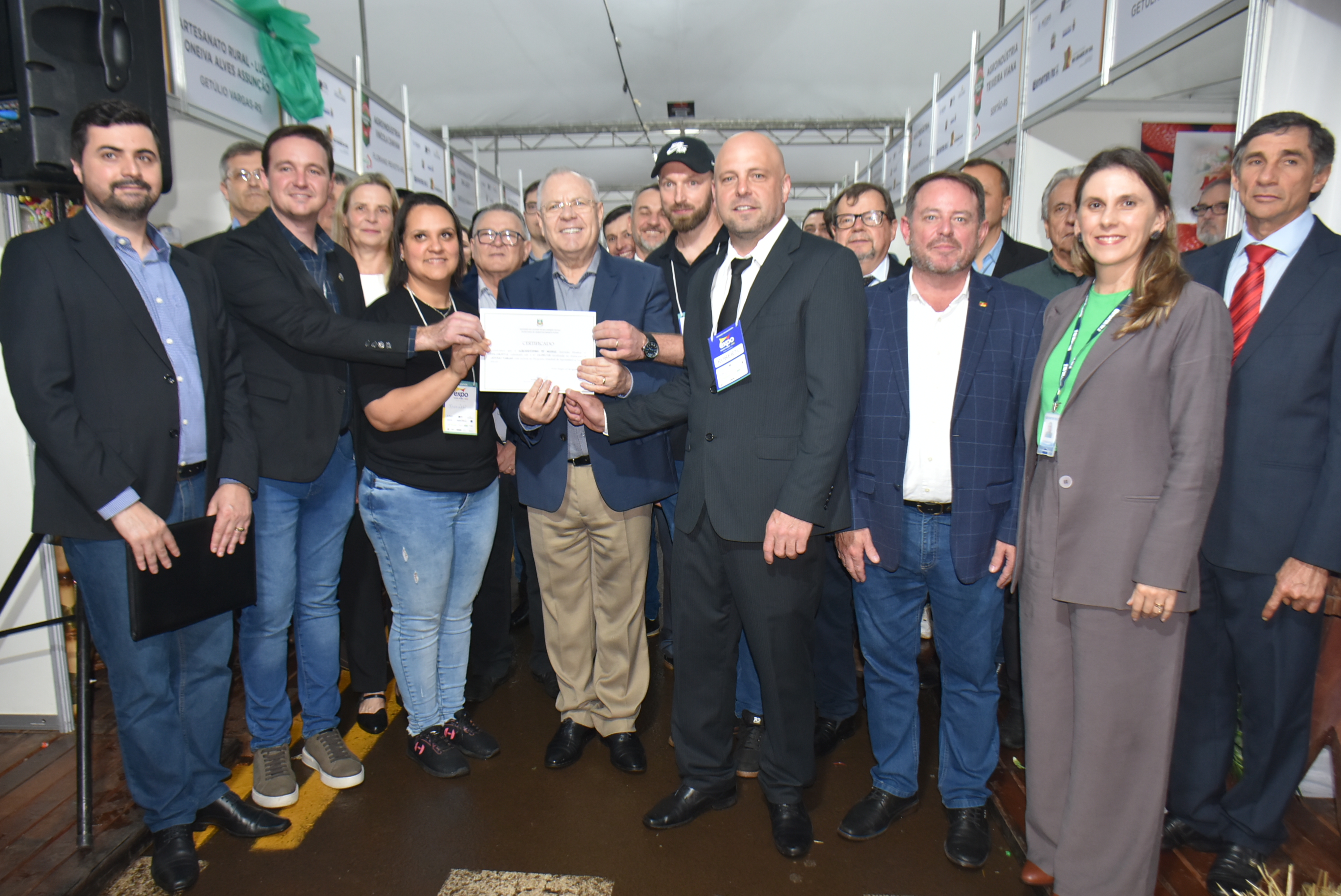 Momento da entrega do certificado aos produtores