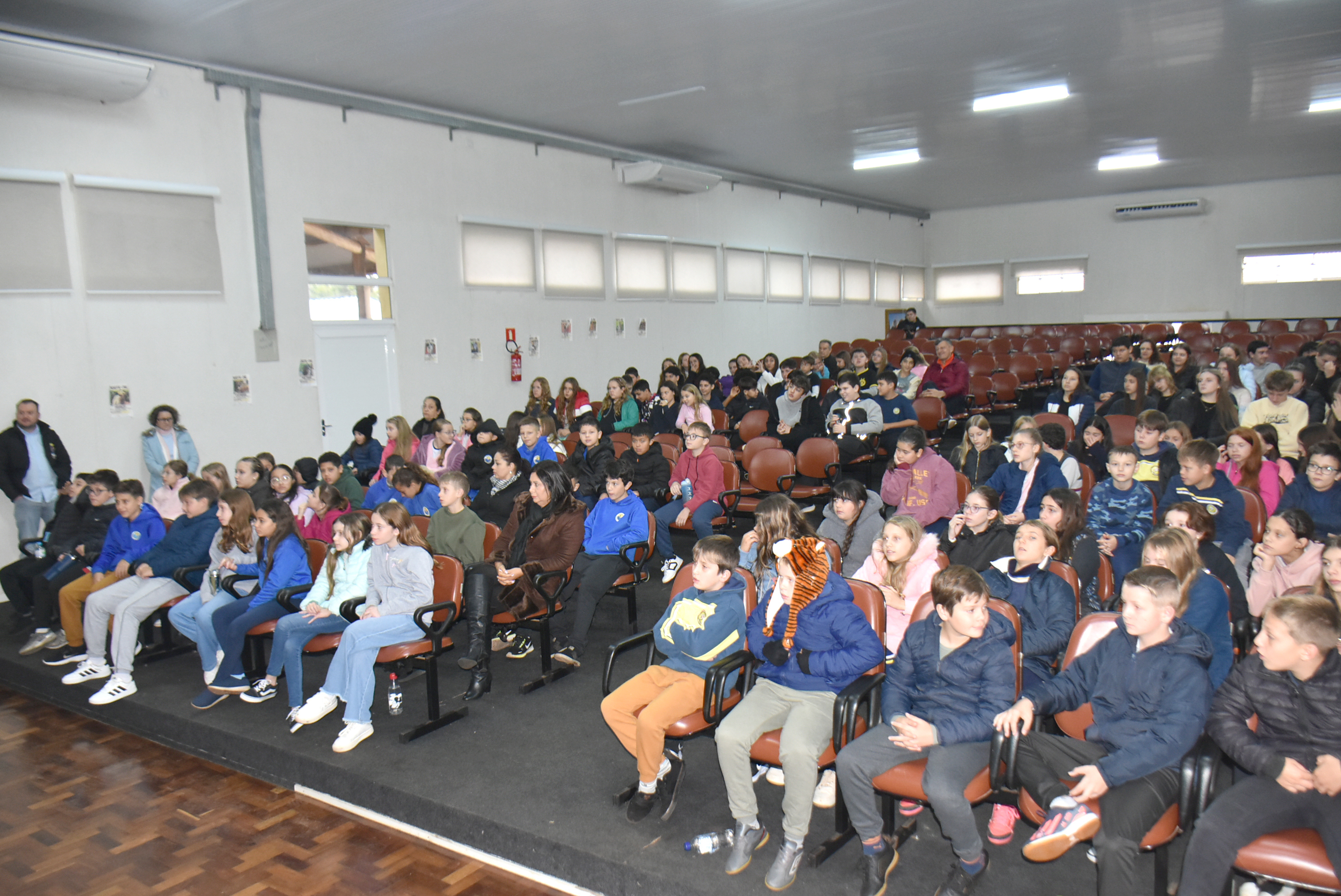 Crianças atentas à palestra