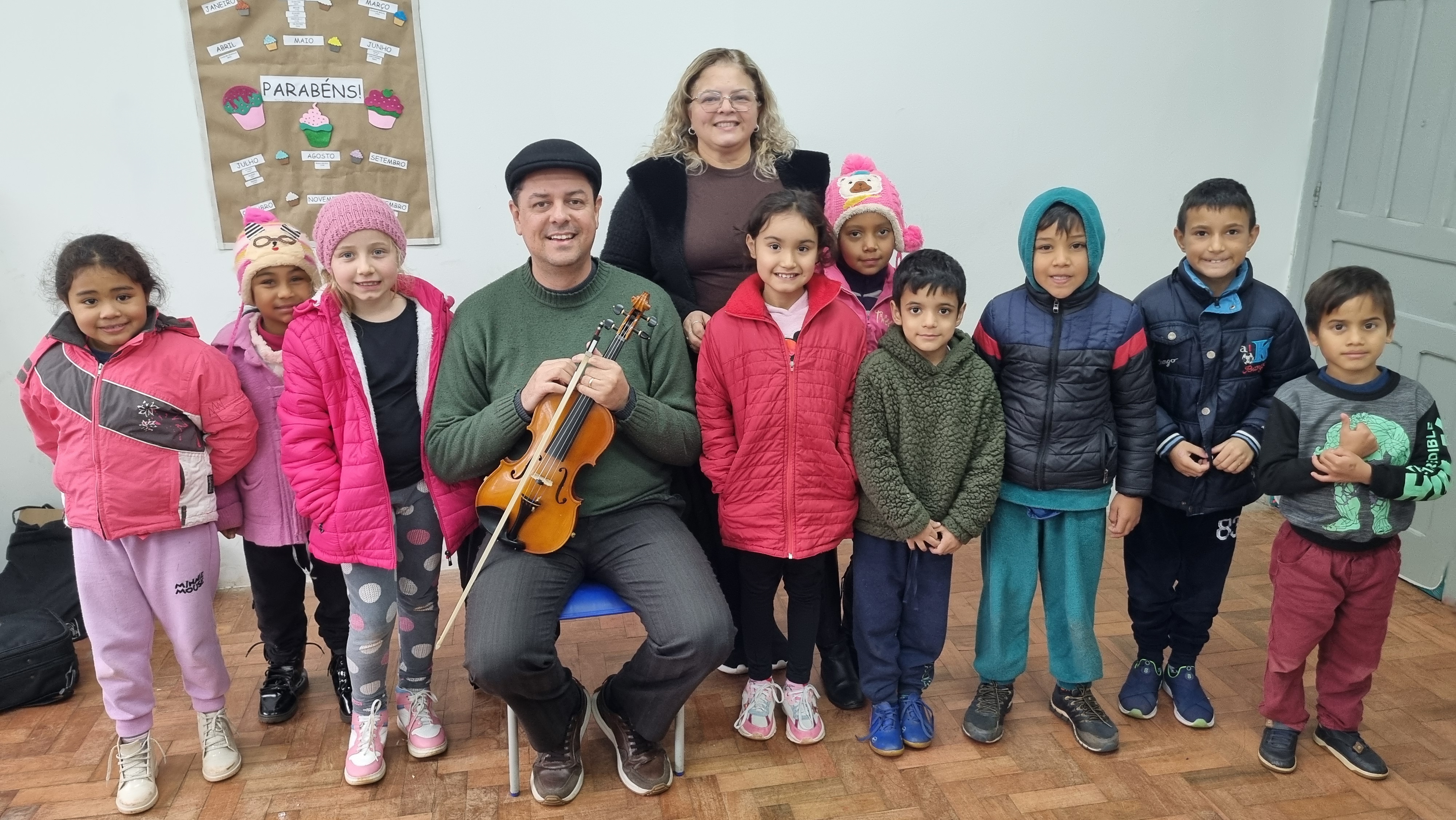 Aula de musicalização com o maestro Castelli
