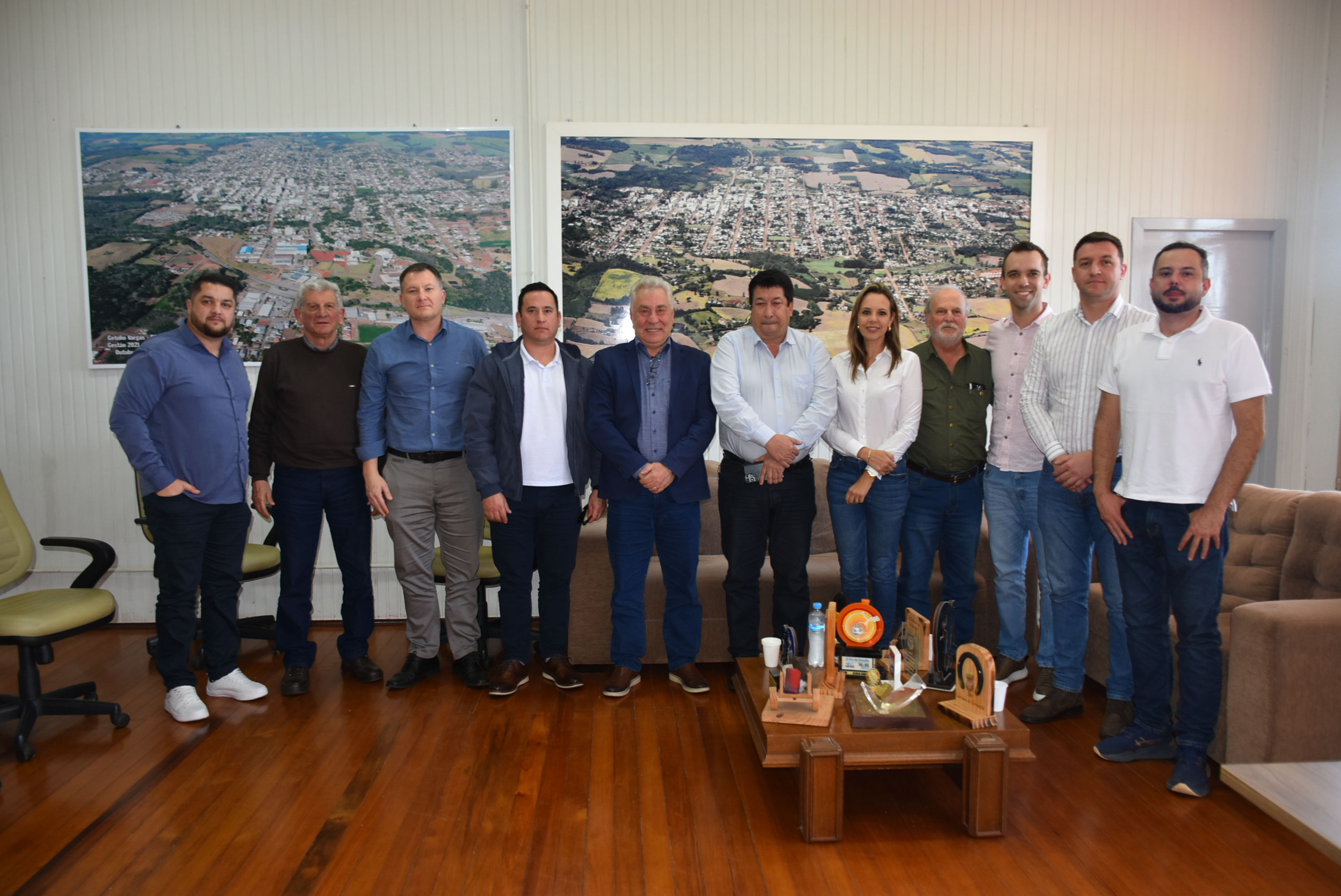 Empresários de Erechim, secretários municipais, presidente da EGR, Prefeito e vice-prefeito de Getúlio Vargas, e a Deputada Delegada Nadine