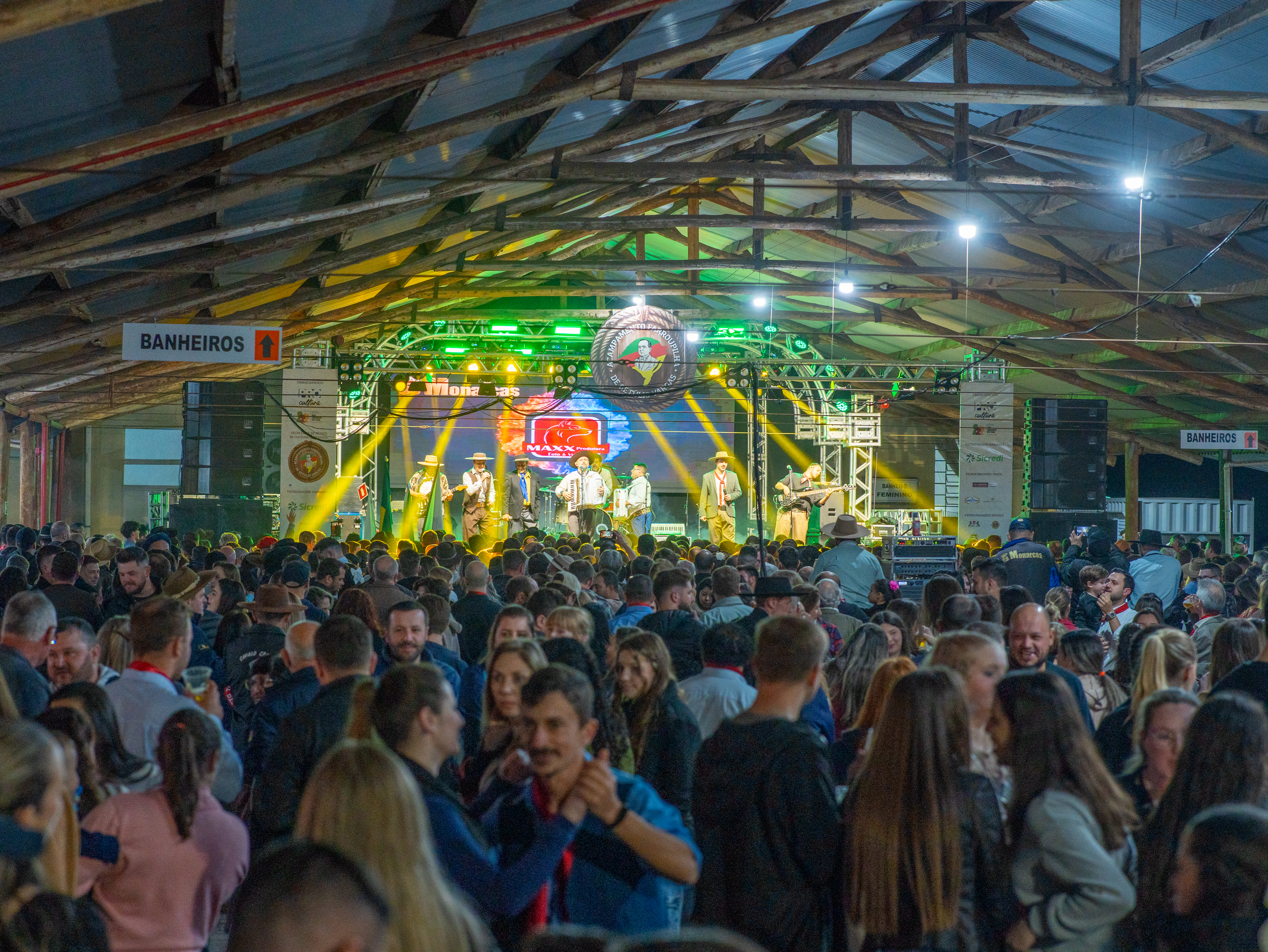 Grande público no show dos Monarcas