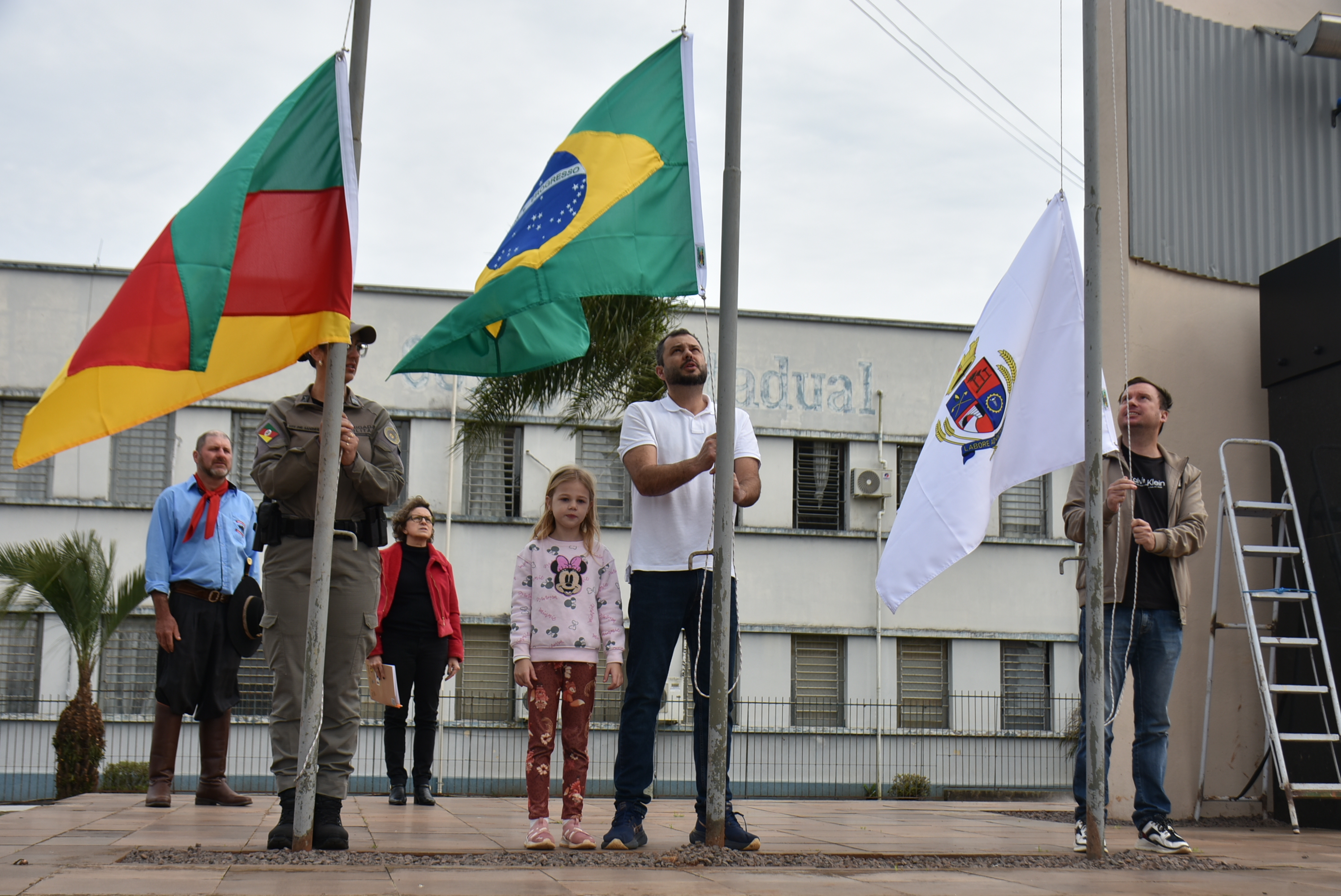 Hasteamento dos pavilhões nacionais