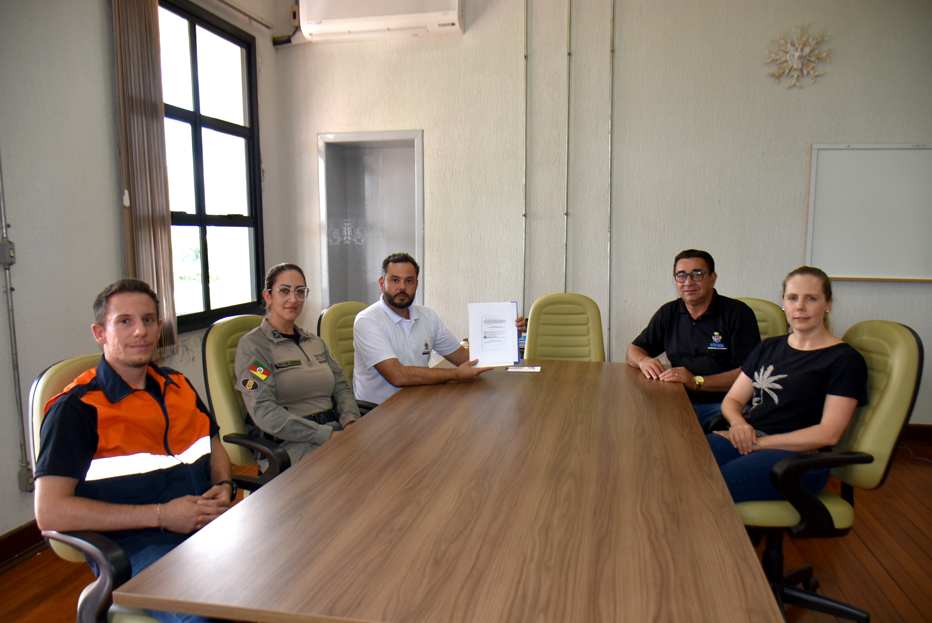 Coordenador da Defesa Civil Vagner Chiamento, Sargento Sandra, vice-prefeito Dinarte Farias, secretários de Obras e Administração, Sérgio Lima e Tatiane Giaretta