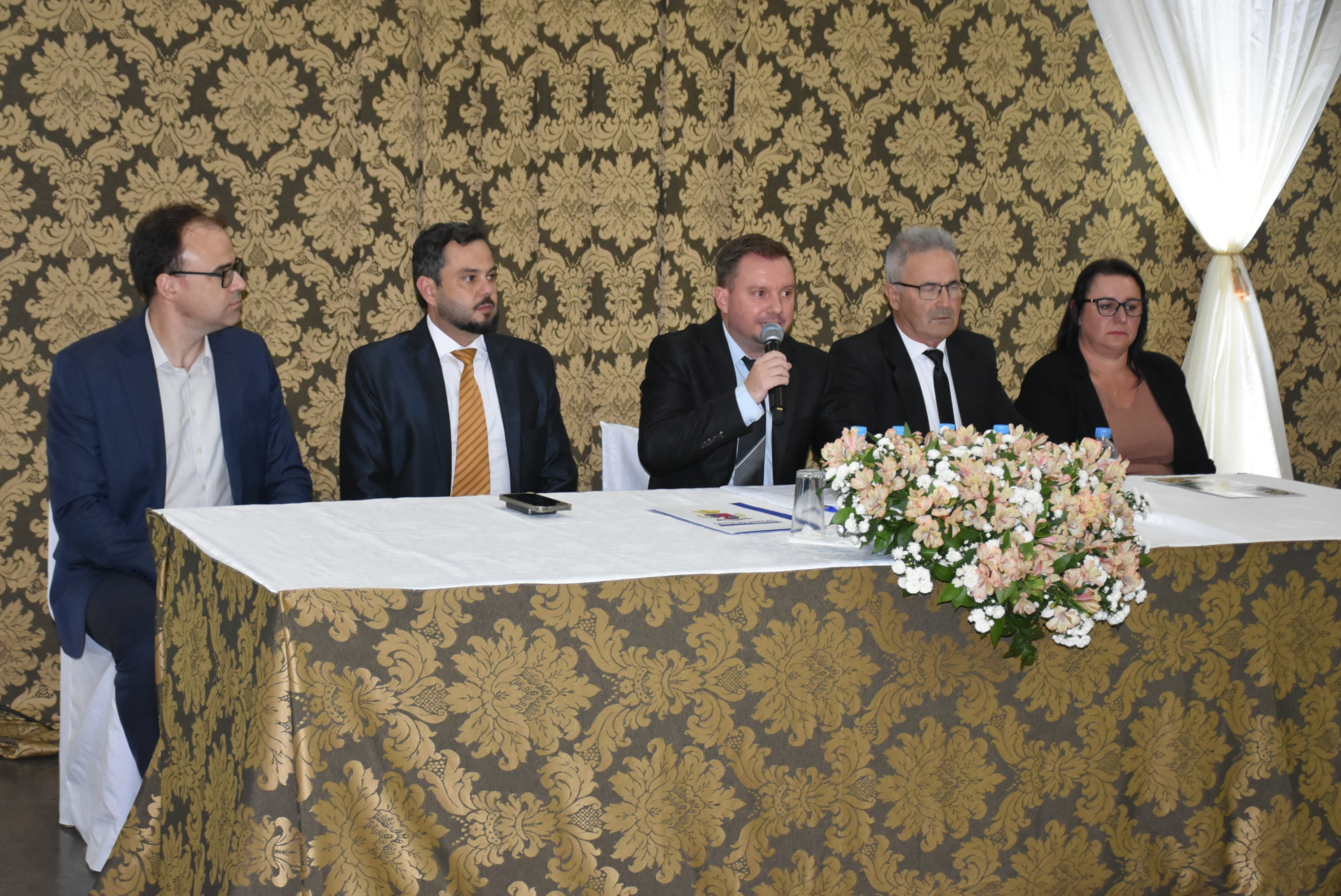 Presidente do Poder Legislativo, vereador Jeferson Karpinsk presidiu a Sessão Solene