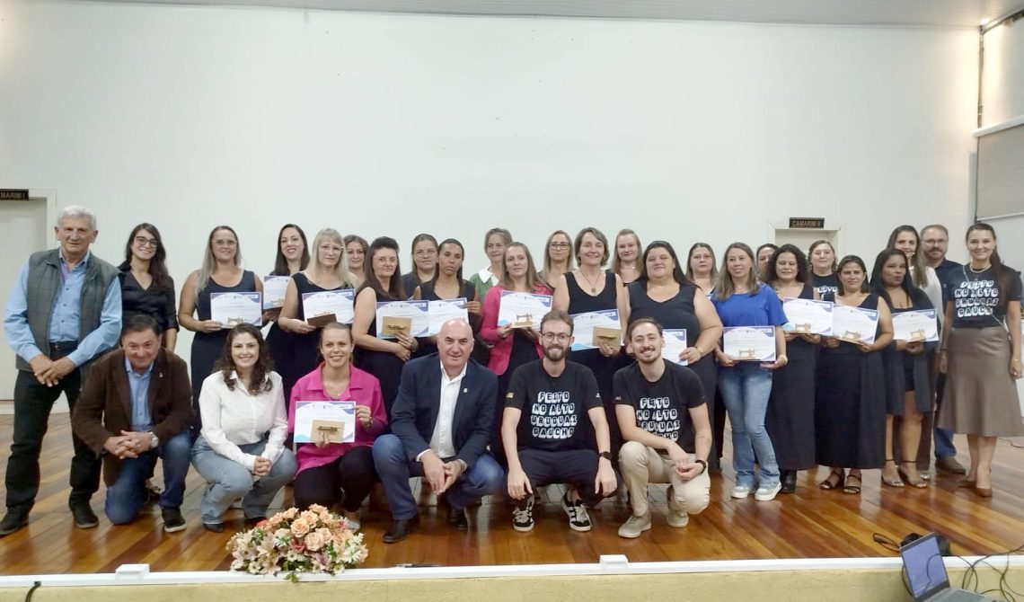 Formandas-com-as-autoridades-e-professoras-copiar