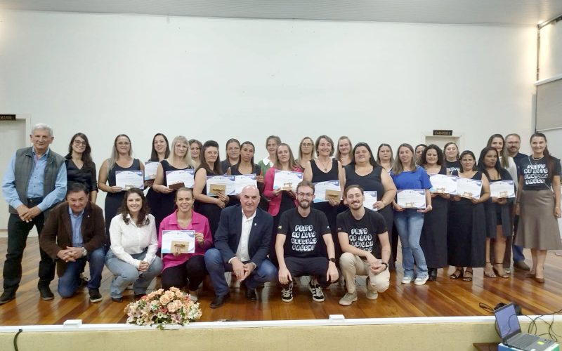 Formandas-com-as-autoridades-e-professoras-copiar