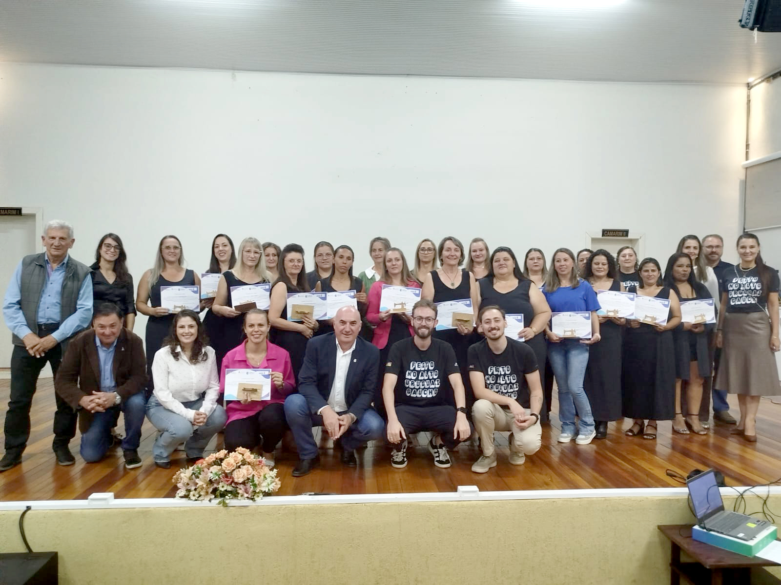 Formatura marca conclusão do curso de Costura Industrial Básica em Getúlio Vargas